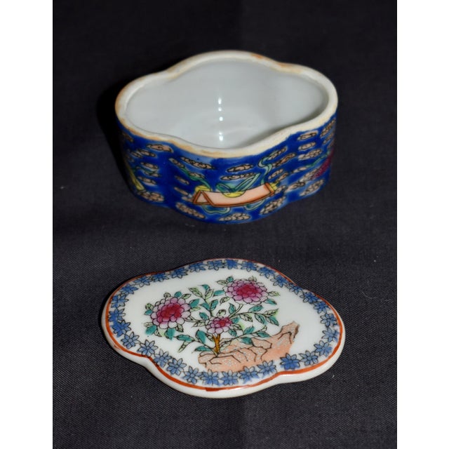 Japanese Japanese Porcelain Ware Trinket Box Vintage Painted Floral Lidded Multi Lobe 50s For Sale - Image 3 of 14