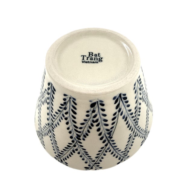 2020s Set of 4 Bat Trang Vietnamese Ramen/Pho/Rice Bowls Hand Painted Blue Leaf Motif and Chopstick Rests For Sale - Image 5 of 8