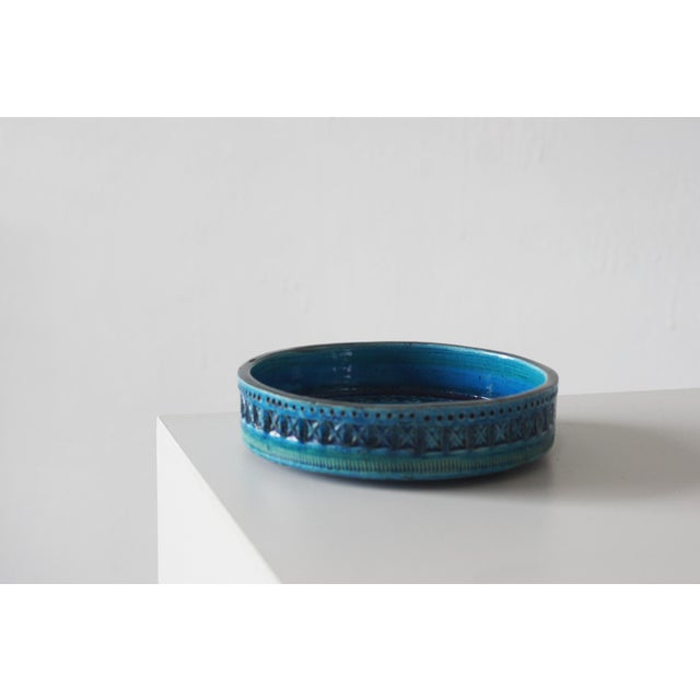 A round ceramic bowl from the Rimini Blu collection, designed by Aldo Londi for the Italian manufacturer Bitossi. The...