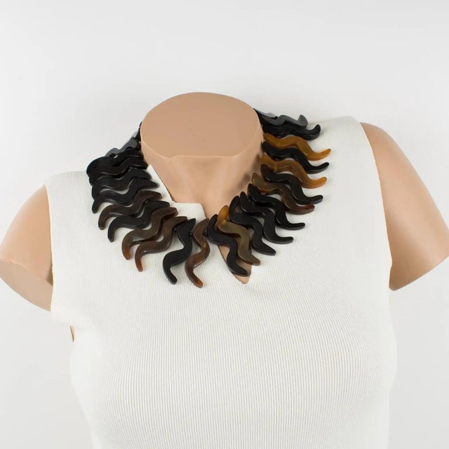This stunning, important resin necklace by Gerda Lyngaard for Monies features chunky hand-crafted zig-zag-shaped resin...