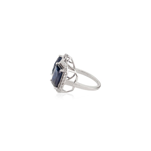 5.32 Carat Deep Blue Sapphire Toi Et Moi Ring With Halo Diamonds in 18k White Gold Size 6.5 For Sale In New York - Image 6 of 14