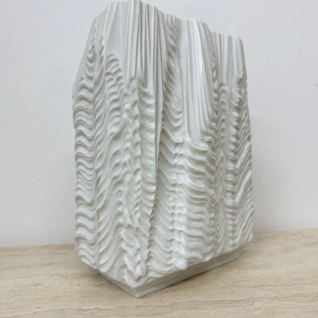 Large Kaskade Vase in White Porcelain by Martin Freyer for Rosenthal Studio Linie, 1966 For Sale - Image 4 of 10