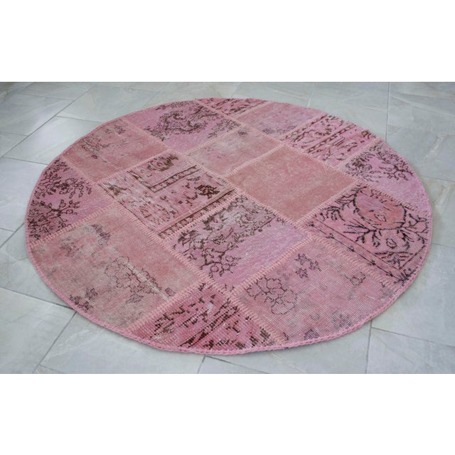 Textile The Pink Way Turkish Round Rug Hand Knotted Handstitched Living Room Entry Decor - 4'11" Diameter For Sale - Image 7 of 13
