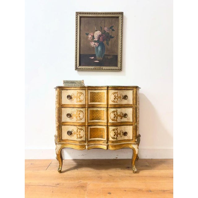 A splendidly lovely early 20th century hand painted Venetian serpentine commode. It’s got a real glamour about it, the...