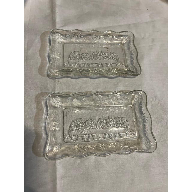 Up for consideration is a beautiful vintage pair of "The Last Supper" glass plates. These would look lovely in your home...