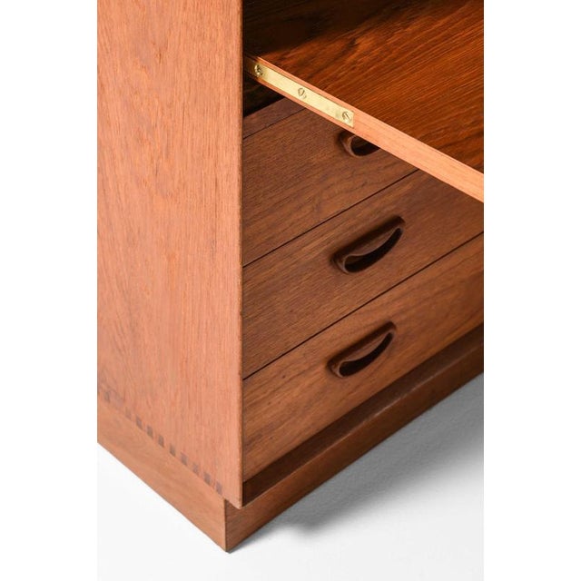 1950s Bookcase in Teak attributed to Peter Hvidt & Orla Mølgaard-Nielsen, 1952 For Sale - Image 5 of 8
