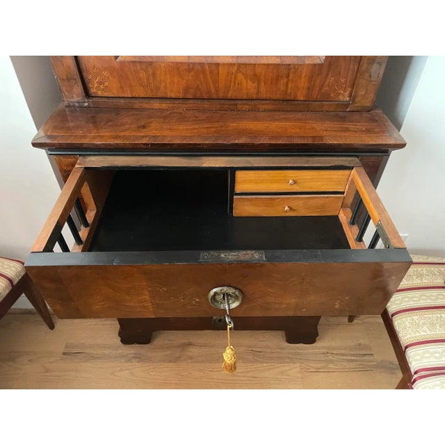1820 Austrian Viennese Biedermeier Walnut Vitrine Desk For Sale - Image 4 of 11