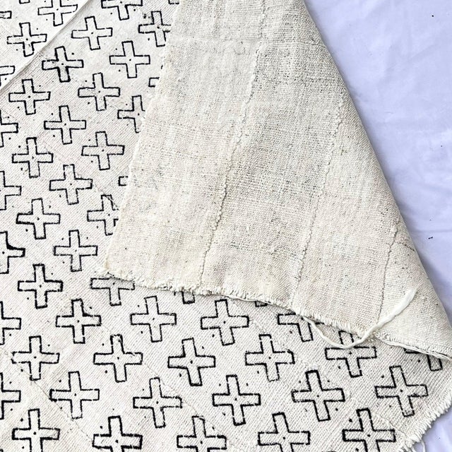 African Early 20th Century White and Black Mudcloth Textile Mali 64 x 40 For Sale - Image 3 of 10