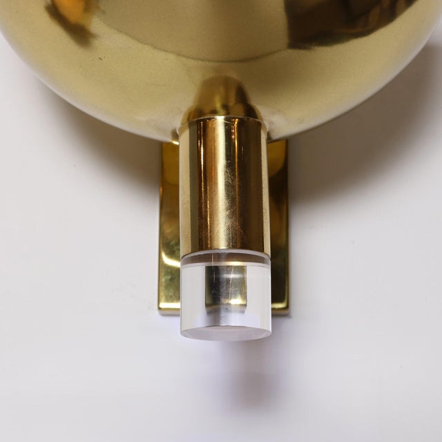 Late-20th Century Pair of Large Scale Brass and Lucite Sconces. For Sale In New York - Image 6 of 6