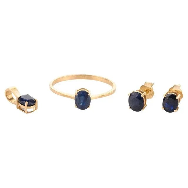 Blue Sapphire Jewelry Set in 18k Yellow Gold Pendant, Ring Size 7 & Stud Earrings - 4 Pieces For Sale - Image 11 of 17