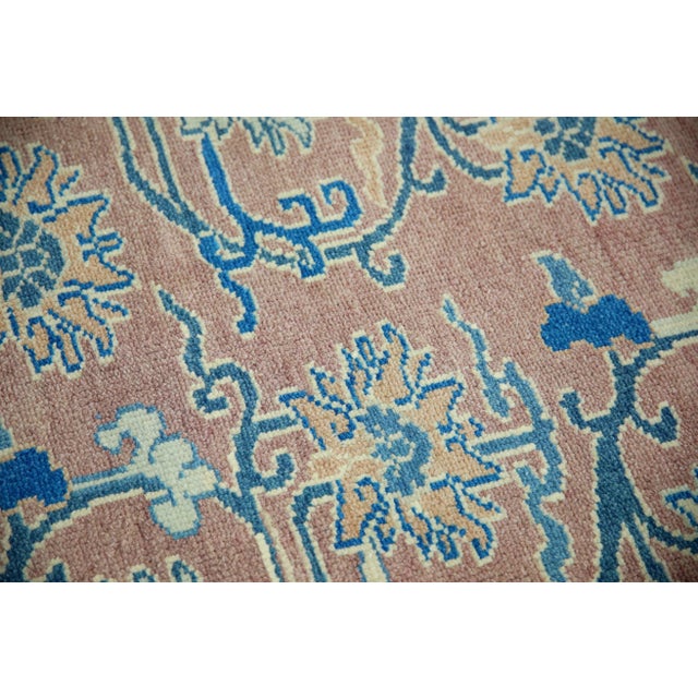 This modern Turkish Oushak rug is a stunning piece of art that has been handwoven using traditional techniques by skilled...