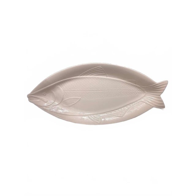 Make a coastal statement at your next dinner party with this striking extra-large fish serving platter by Studio Nova (a...