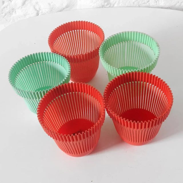 1960s Vintage Plastic Flower Pots from Alkastap, France, 1960s, Set of 5 For Sale - Image 5 of 7