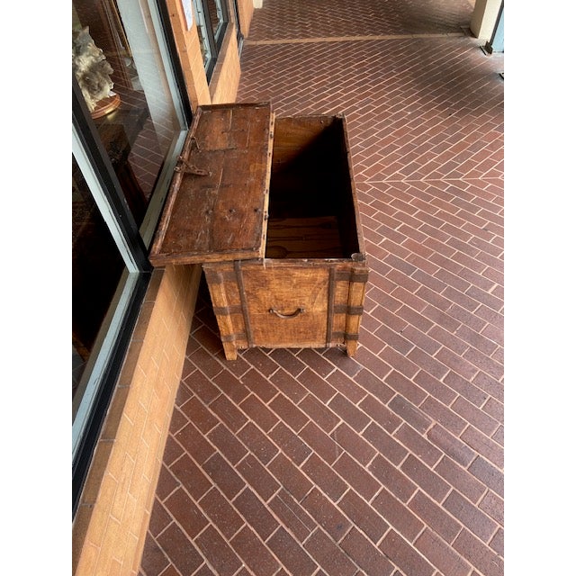 Wood 19th Century Anglo-Indian Trunk, 1880 For Sale - Image 7 of 7