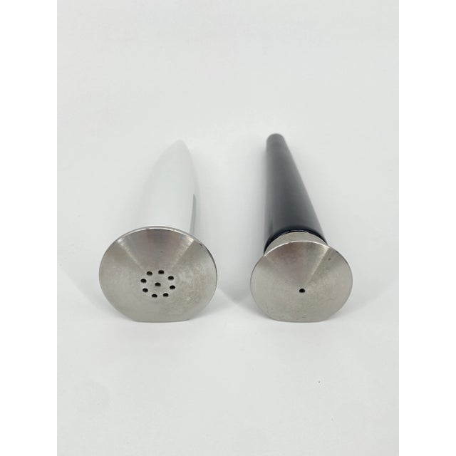 A spice garnish * Salt and pepper shaker * Model: “Ginger & Fred” * Manufacturer: Rosenthal * Design: Michele de Lucchi *...
