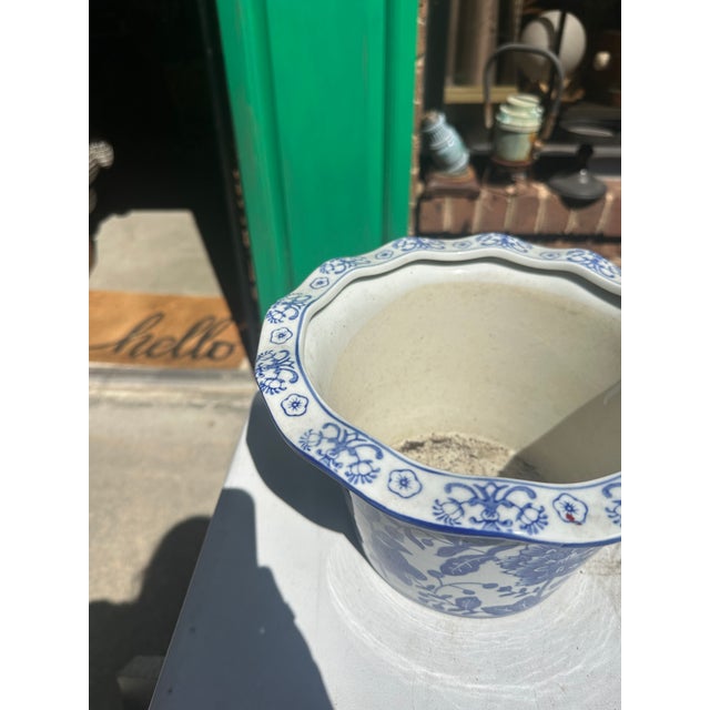 1970s Blue and White Floral Ceramic Planter For Sale In Atlanta - Image 6 of 7