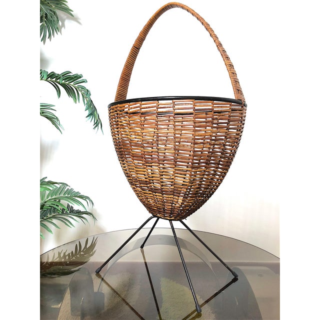 1960s Vintage Italian Wicker and Metal Magazine Rack, 1960s For Sale - Image 5 of 13