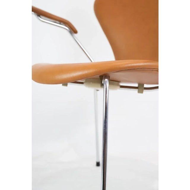 2000 - 2009 Series Seven Chair Model 3207 of Cognac Leather attributed to Arne Jacobsen from Fritz Hansen, 2000s For Sale - Image 5 of 10