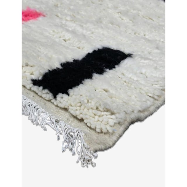 Authentic Azilal Rug – Handmade Colorful Moroccan Wool Rug This authentic Azilal rug is a beautiful expression of Moroccan...
