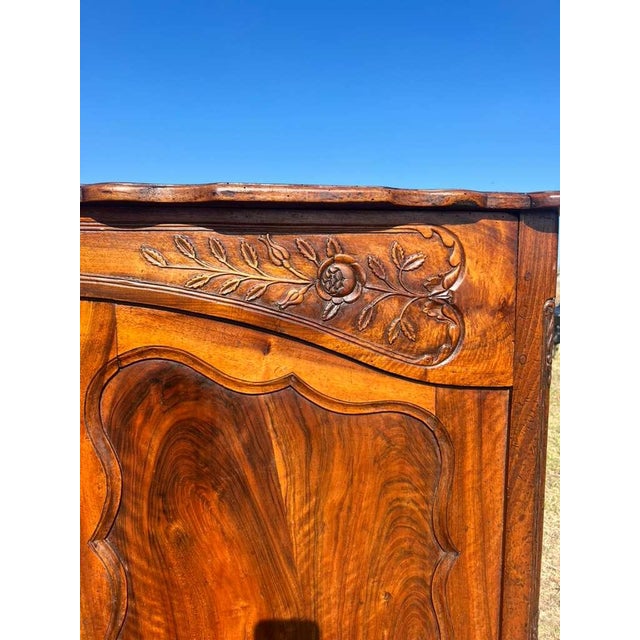 Fine 18th Century French Louis XV Provincial Burl Walnut Sideboard / Buffet. For Sale - Image 14 of 18