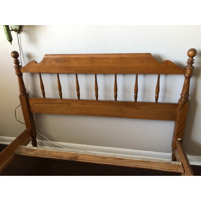 American VTG Ethan Allen Heirloom Colonial Nutmeg Maple Full Size For Sale - Image 3 of 17