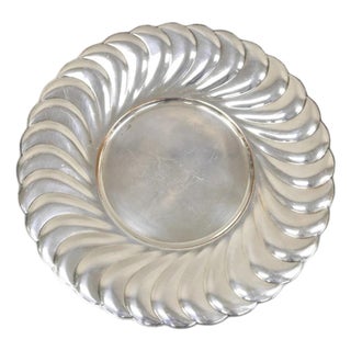 Late 20th Century Wm Rogers Waverly 3826 Scalloped Edge Round Silver Plated Serving Platter Tray For Sale