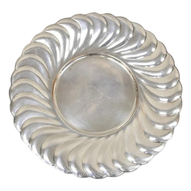 Late 20th Century Wm Rogers Waverly 3826 Scalloped Edge Round Silver Plated Serving Platter Tray For Sale