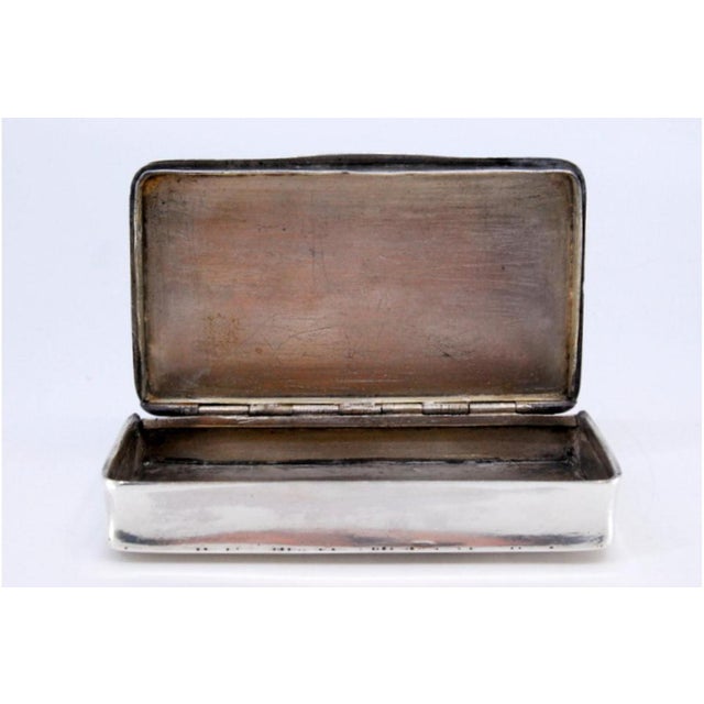 Silver Snuff Box with Engravings, Monogram Card and Hinged Lid with Garlands and Flowers For Sale - Image 5 of 9