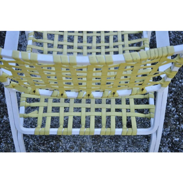 White Mid 20th Century Medallion Aluminum Yellow Woven Vinyl Strap Patio Pool Lounge Chair For Sale - Image 8 of 10