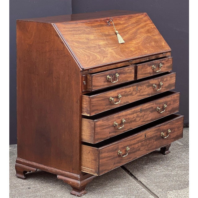 George Iiii Bureau Desk or Secretary Chest of Mahogany From the 18th Century For Sale - Image 9 of 14