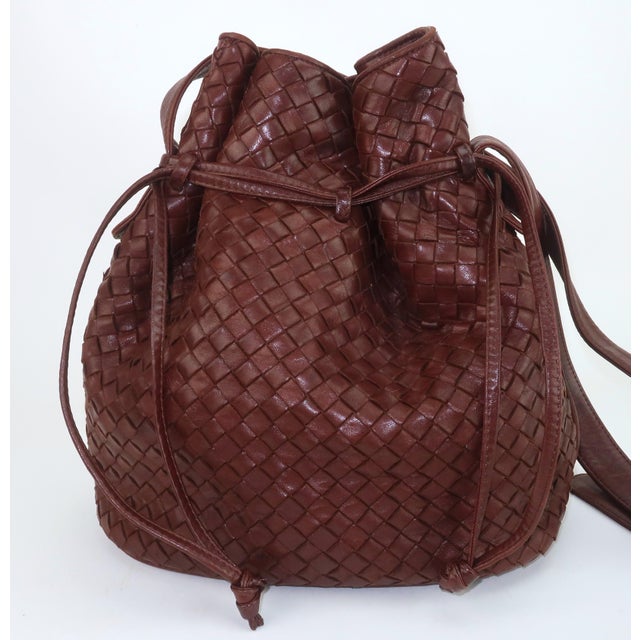 1990s Bottega Veneta Chocolate Brown Intrecciato Leather Bucket Handbag For Sale - Image 5 of 14