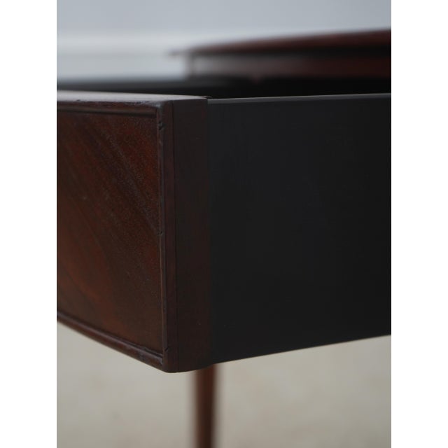 1990s Wright Table Co. Mahogany Federal Style 2 Drawer End Table Server For Sale - Image 5 of 18