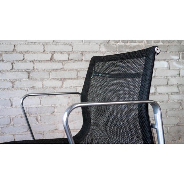 Herman Miller Herman Miller Eames Aluminum Group Mesh Chair For Sale - Image 4 of 17