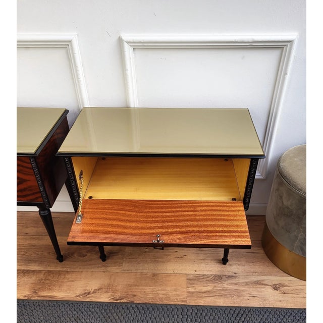1950s Italian Art Deco Style Walnut Bedside Tables with Glass Tops, 1950s, Set of 2 For Sale - Image 5 of 9