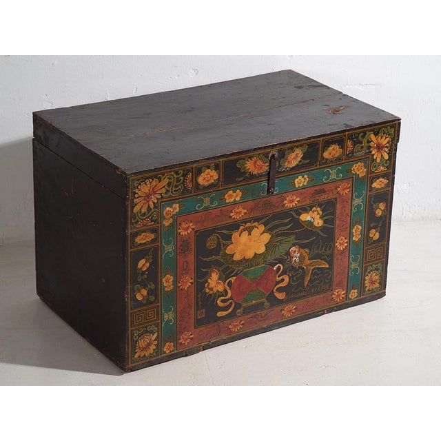 Antique Chinese dark coloured with floral designs trunk (c.1900) Dimensions: Width: 89 cm Depth: 54 cm Height: 58 cm...