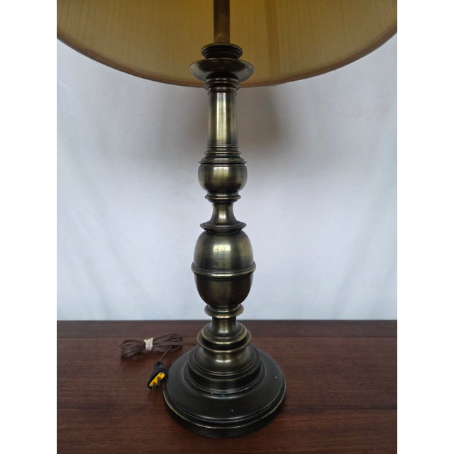 1960s 1960s Neoclassical Revival Brass Stiffel Baluster Table Lamp For Sale - Image 5 of 10