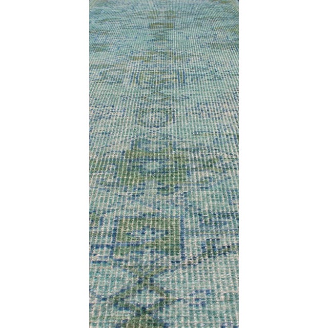 Modern Hand-Knotted Oushak Runner in Wool With All-Over Medallion Design For Sale In Atlanta - Image 6 of 12