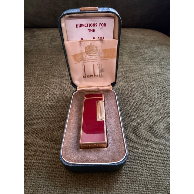 Red Rare Vintage Dunhill Gold Plated Red Marble Lacquer Lighter Original Sky Case For Sale - Image 8 of 11