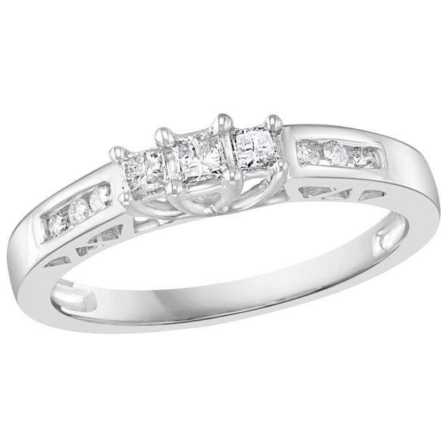 Three-Stone Diamond 0.30 Carat Traditional Ring/Band 14 Karat White Gold For Sale - Image 15 of 18