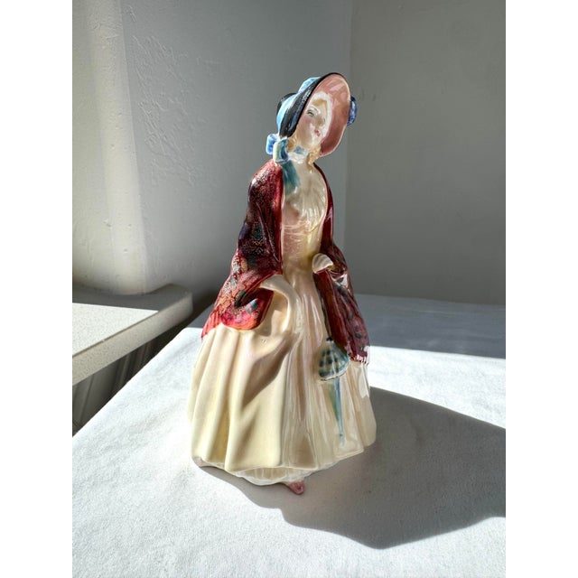 Vintage Royal Doulton Figurine ~ “Paisley Shawl” ~ Hn 1988 For Sale In Dallas - Image 6 of 11