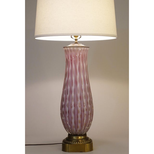 Hollywood Regency 1960s Rare Xxlarge Massive Pink "Costolato" Barovier Toso Murano Italy Bubble Blown Art Glass Brass Table Lamp For Sale - Image 3 of 13