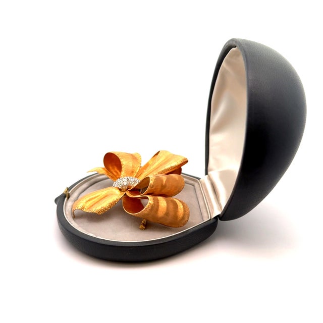 White Buccellati Diamond 18k Gold Ribbon-Bow Brooch For Sale - Image 8 of 10