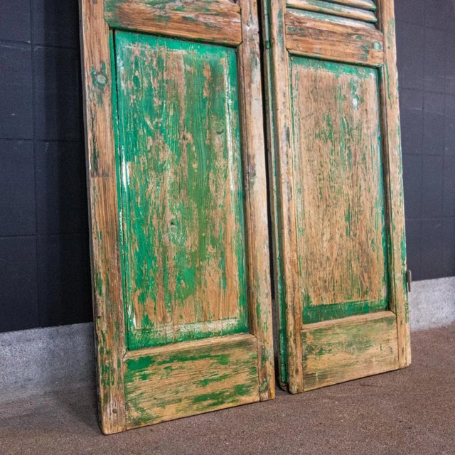 Deze brocante luiken zijn afkomstig uit een Frans chateau circa 1920. Door de jaren heen hebben ze een verweerde patina...