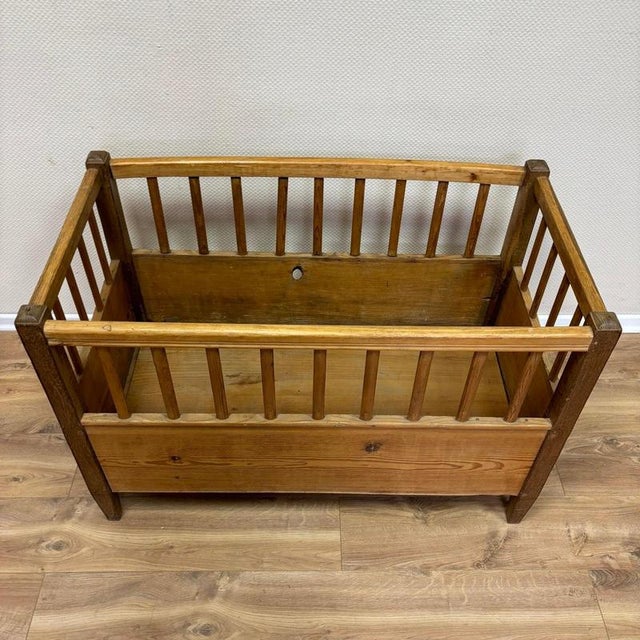 – Cozy – Unique Dimensions: W: 105cm H: 73cm D: 55cm Item: Antique children's bed Material: Softwood & Oak Color: Natural...