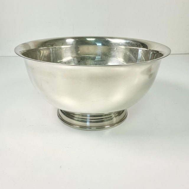 Vintage Home is pleased to offer this footed Silverplate Paul Revere style Serving Bowl. The Americana style is classic...