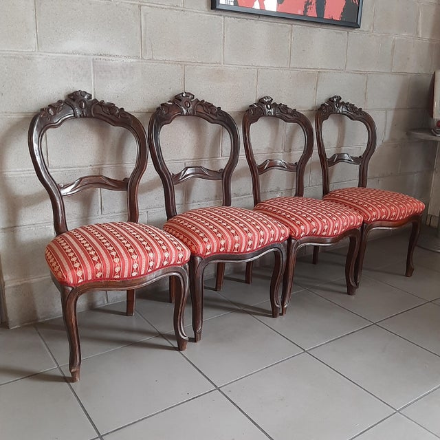 Wonderful set of n. 4 antique chairs, walnut-coloured wooden structure, handcrafted carvings on the backrest, padding in...