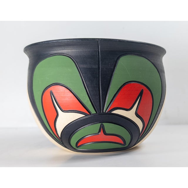 We are selling this great late 20th century Northwest Coast Native American Indian style bowl. This bowl has great color...