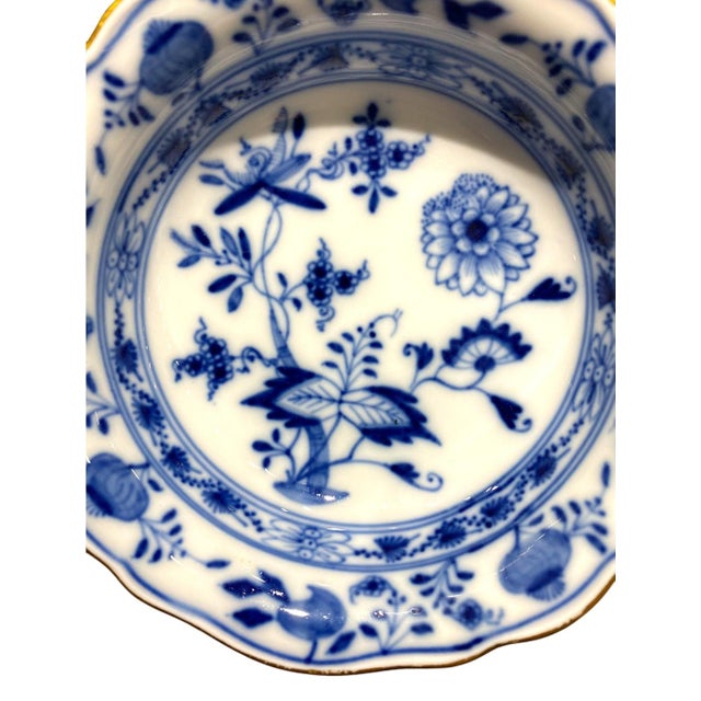 Chinoiserie Early 20th Century Meissen "Blue Onion" With Gold Trim Small Bowls - Set of 4 For Sale - Image 3 of 11