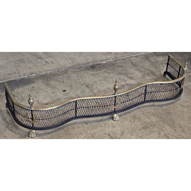Brass and Steel Woven Serpentine Fireplace Fender With Wreath Designs & Paw Feet For Sale - Image 4 of 9