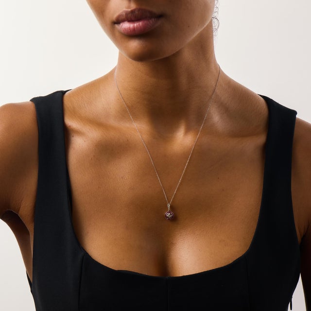 This delicate Art Deco necklace showcases a refined composition of 3 rose cut diamonds totaling approximately 0.02 carat,...
